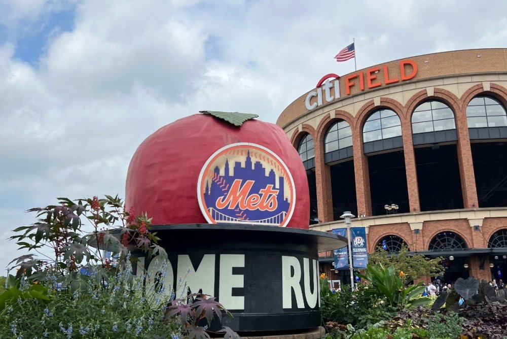 Larger than life: Mets unveil Seaver statue at Citi Field